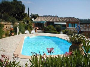 Sonne - Natur - Wasser: Der Swimmingpool wartet auf Sie.