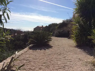 Garten mit kleinem Blick aufs Meer