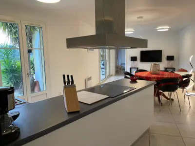 Salon mit Küche, Esstisch und TV Ecken, zwei Ausgänge auf Terrasse und Garten