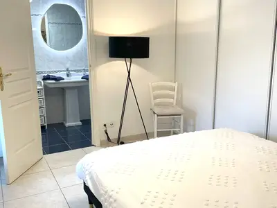 Schlafzimmer mit Bett 160