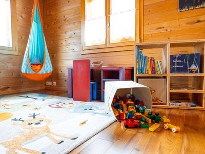 Kinderspielecke mit Hängehöhle, Spielsachen, Büchern, Maltisch, Stiften