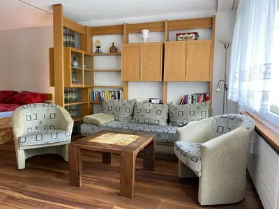 Wohnbereich mit ausziehbarer Schlafcouch - abtrennbar mit Vorhang
