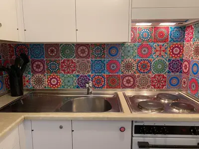 Küche mit Herd/Backofen, Kühlschrank mit Eisfach, Geschirrspülmaschine, Kaffeemaschine und Kaffepadmaschine
