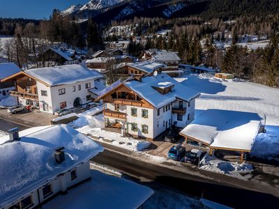 Außenansicht des Gebäudes. Hausansicht Winter