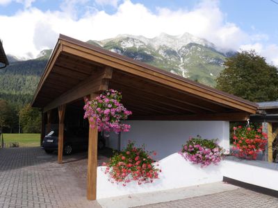 Außenansicht des Gebäudes. Carport