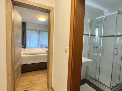Bad 2 mit Blick ins Schlafzimmer