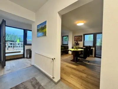 Blick Gang mit Wohnzimmer und Terrasse