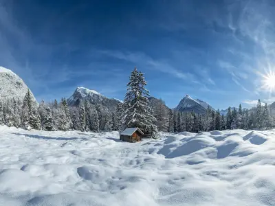 Heustadl im Schnee im Karwendelgebirge im Winter -