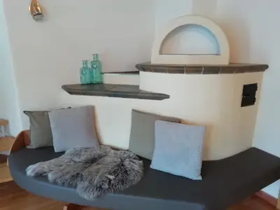 Kachelofen Wohnzimmer FeWo Schneerose