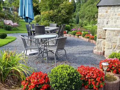 Sitzplatz mit Grill im Garten