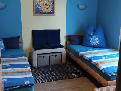Schlafzimmer mit 4 Betten (1x Etagenbett)