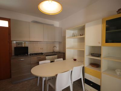 Wohn/Schlafzimmer mit Küchenzeile, Esstisch und Doppelschlafcouch