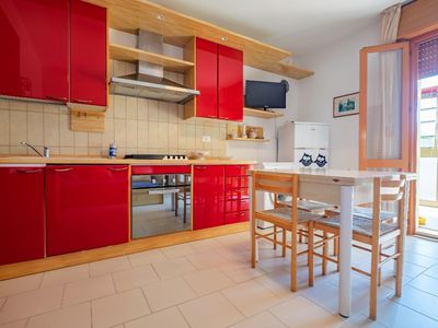 Wohnbereich. Das Wohnzimmer mit Esstisch, Küchenzeile und Doppelschlafcouch