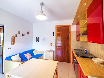Wohnbereich. Das Wohnzimmer mit Esstisch, Küchenzeile und Doppelschlafcouch