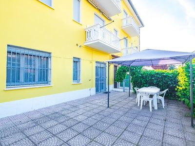 Garten. Der private eingezäunte Garten mit Gartenmöbeln