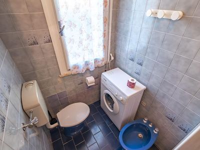 Bad/Dusche. Das Badezimmer mit Dusche, WC und Bidet