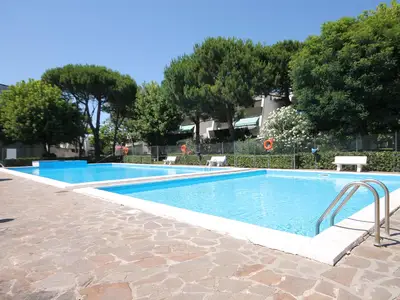 Pool. Das Schwimmbad der Wohnanlage