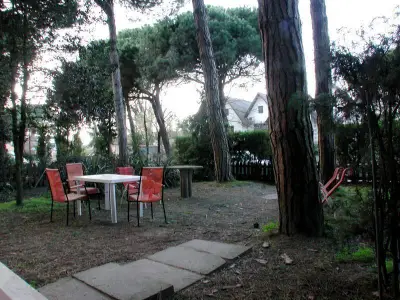 Garten mit Tisch und Stühlen