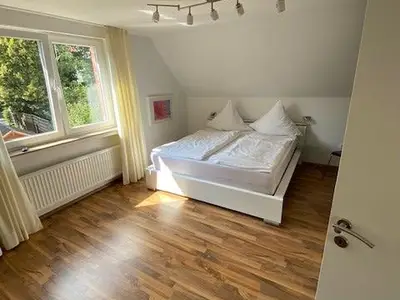 Kuscheliges Schlafzimmer mit Doppelbett