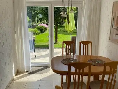 Essbereich mit Blick in den Garten