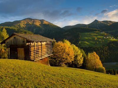 Sonnen Untergang in Herbst