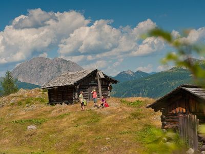 Wanderrast bei einer Heu Hütte in Liesing