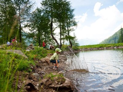 Familien Ausflug zu einem Teich