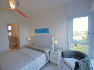 Schlafbereich. Schlafzimmer mit Doppelbett und Badezimmer