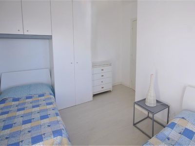 Schlafzimmer mit zwei Einzelbetten