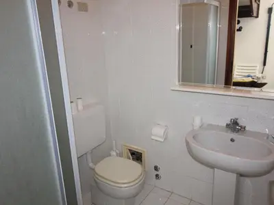 Bad/Dusche. Badezimmer mit Duschkabine