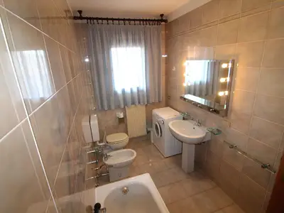 Bad/Dusche. Badezimmer mit Badewanne