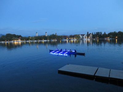 kleiner See mit Ruderboot und Insel im Hintergrund