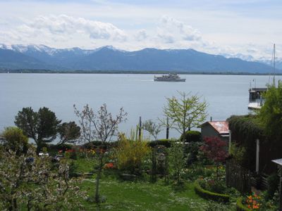 Blick über den Bodensee auf die Berge