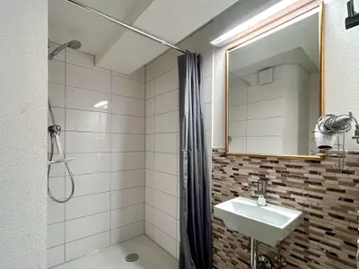 Dusche im Badezimmer