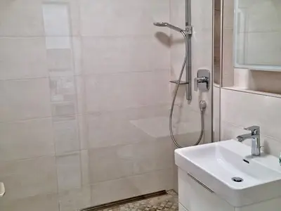 Dusche im Badezimmer