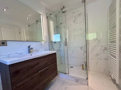 Dusche im Badezimmer