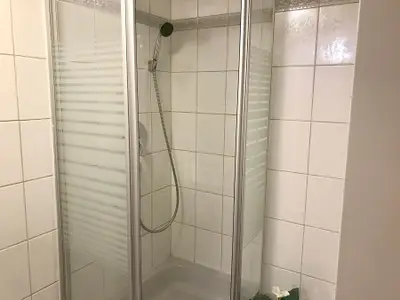 Dusche im Badezimmer