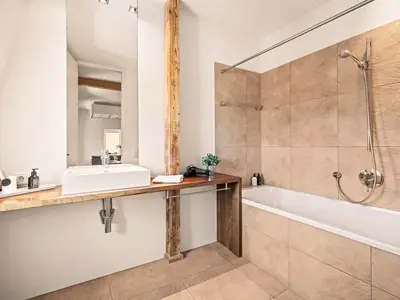 Badezimmer 1 mit Badewanne