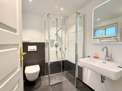 Dusche im Badezimmer