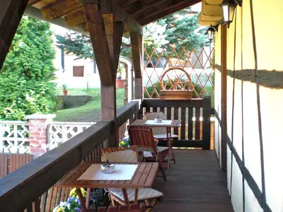 Ferienwohnung 2: überdachter Balkon vorn