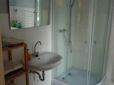 Badezimmer mit Dusche und Waschmaschine