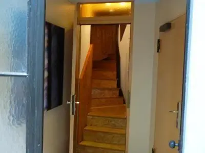 Eingang zur Kunstgalerie und zur oberen Wohnung