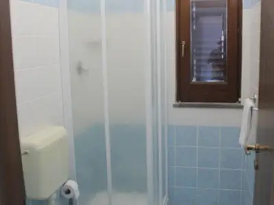 Badezimmer mit Dusche