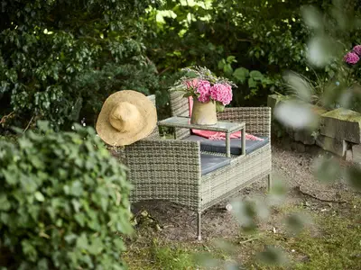Sitzmöglichkeiten im Garten des Haus Tourneurs in Lippetal