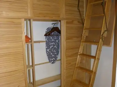 Kleiderschrank und Treppe zum 2. Schlafzimmer unterm Dach