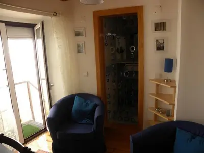 Wohnraum mit Zugang zum privaten Patio