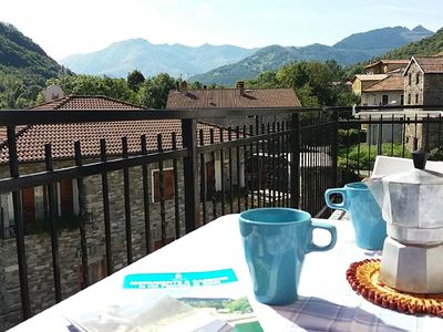 Terrasse. Fruehstuck auf die Terrasse mit Bergen Blick