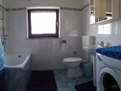 Bad/Dusche. Bad-WC und Waschmaschine