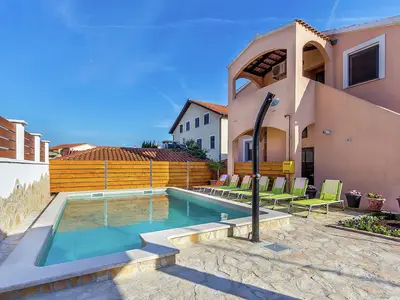 PoolOfHouse