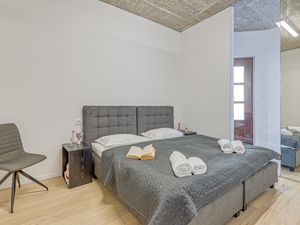 Schlafzimmer mit Doppelbett und Boxspringbett